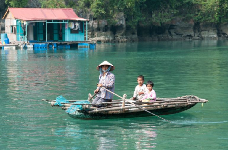 Floating-village-in-Halong-Bay